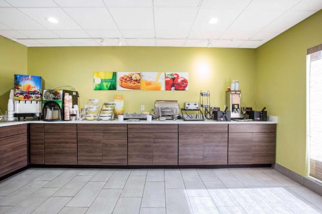 Quality Inn & Suites Arnold - St Louis Buitenkant foto