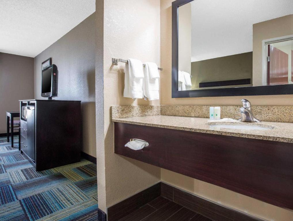 Quality Inn & Suites Arnold - St Louis Buitenkant foto