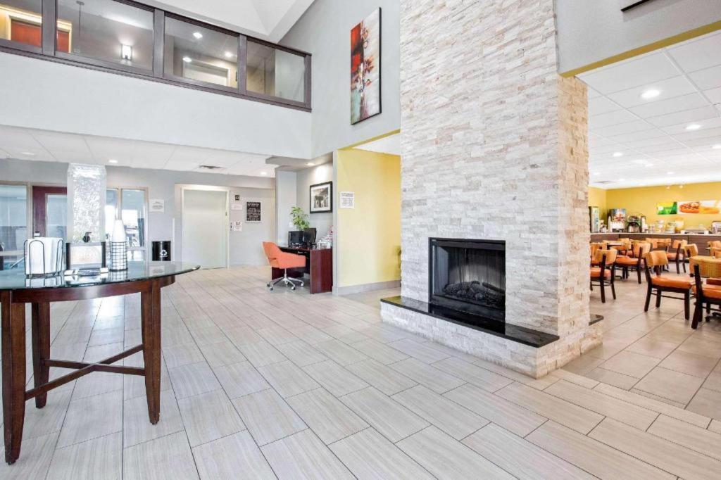 Quality Inn & Suites Arnold - St Louis Buitenkant foto